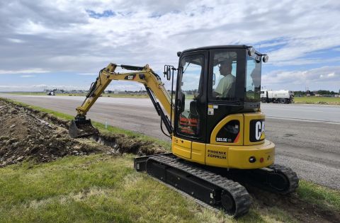 Výkopové práce podél runwaye na letišti