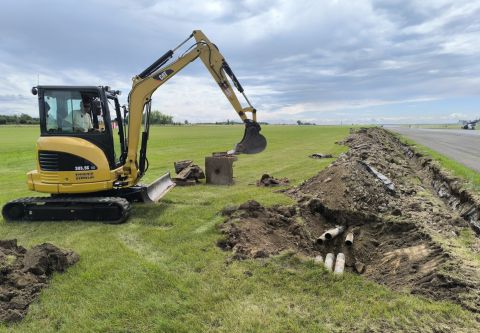 Zemní práce v Praze na letišti Kbely